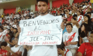 Witamy w piekle - kibic protestujący podczas meczu Peru z Wenezuelą. Foto: larepublica.pe