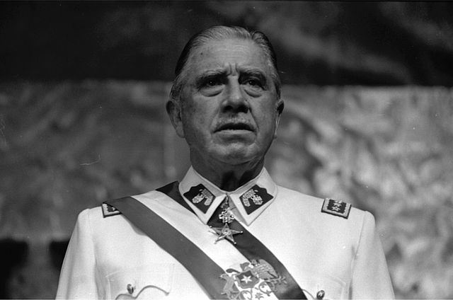 źródło: Wiki Commons, https://commons.wikimedia.org/wiki/File:Pinochet_en_Historia_Pol%C3%ADtica_BCN.JPG