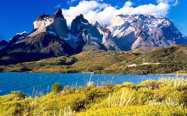 https://commons.wikimedia.org/wiki/File:Cuernos_del_Paine_from_Lake_Peho%C3%A9.jpg
