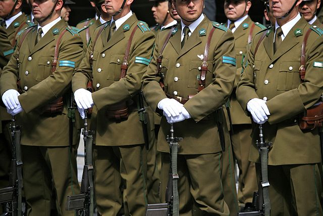https://commons.wikimedia.org/wiki/File:Oficiales_Carabineros_de_Chile.jpg